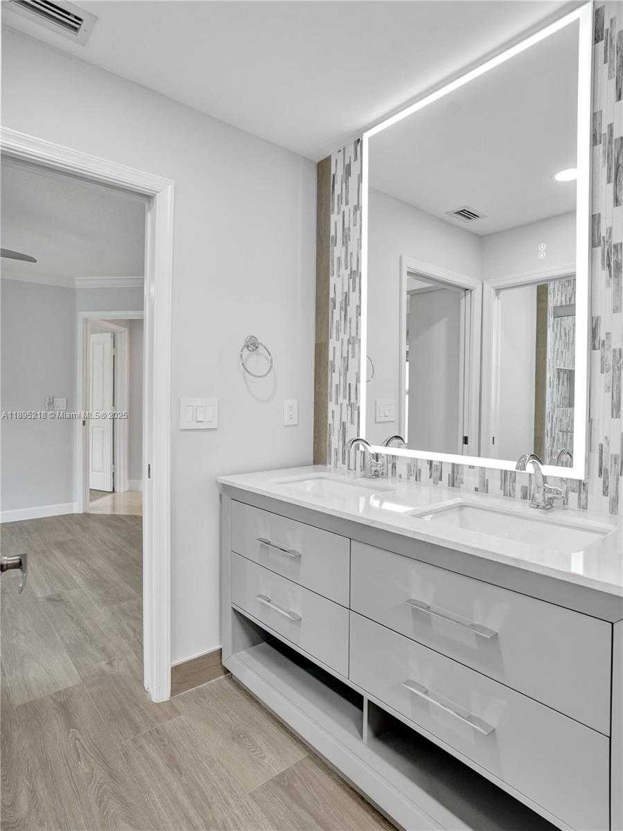 Small Image of 2715 EDGEWATER CT, Weston Number 40