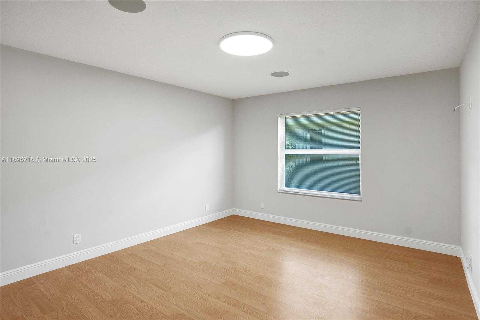 Small Image of 2715 EDGEWATER CT, Weston Number 42