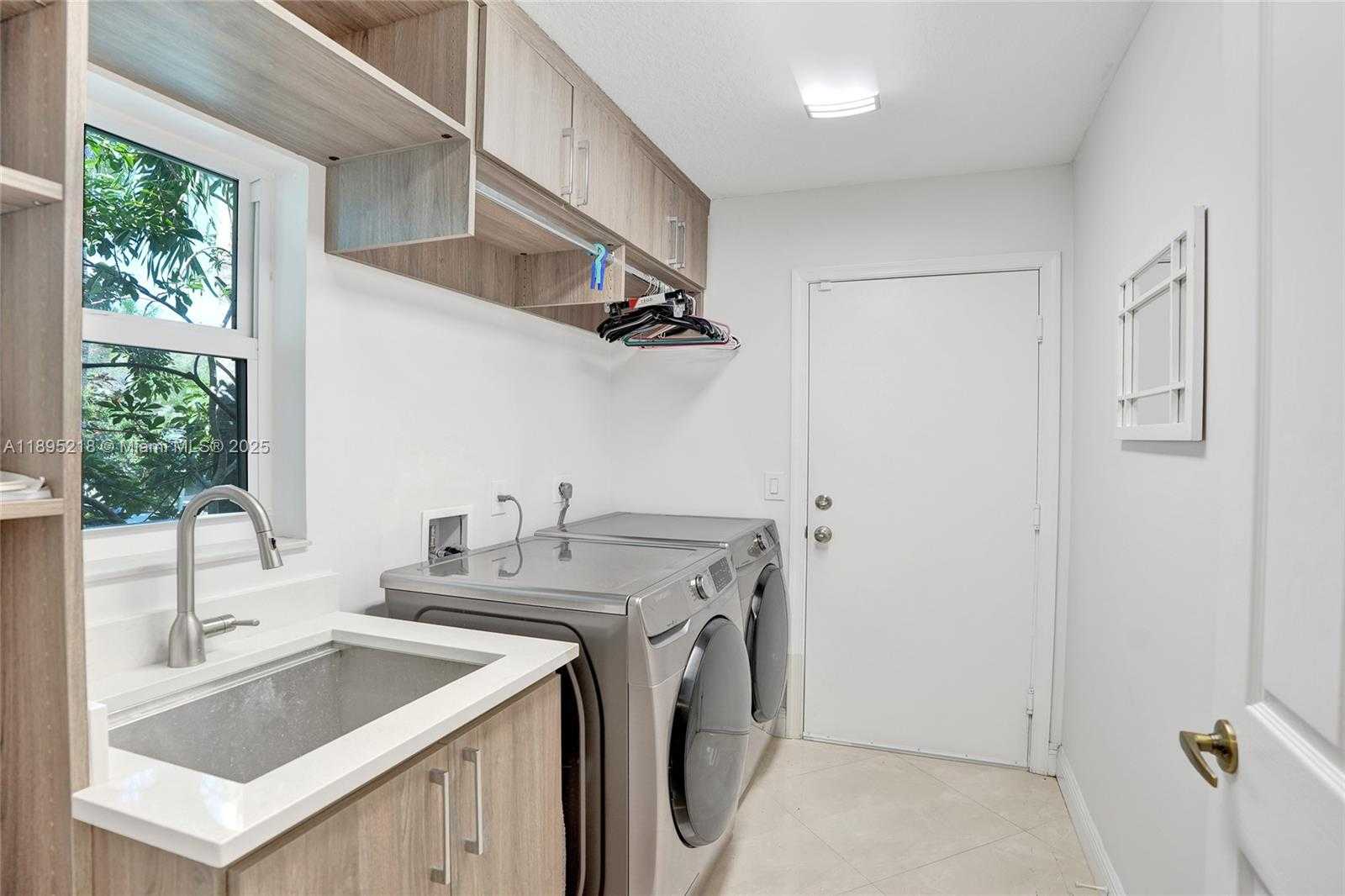Small Image of 2715 EDGEWATER CT, Weston Number 43