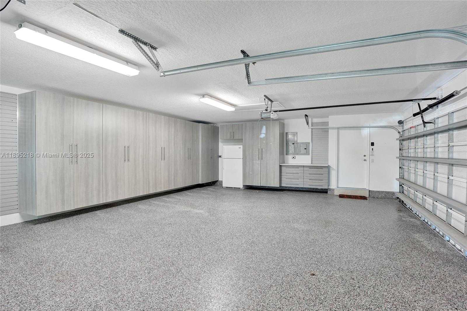 Small Image of 2715 EDGEWATER CT, Weston Number 45