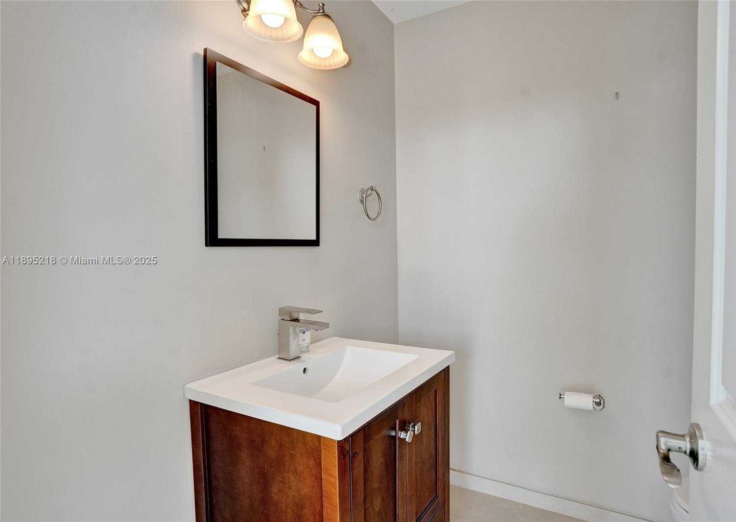 Small Image of 2715 EDGEWATER CT, Weston Number 53