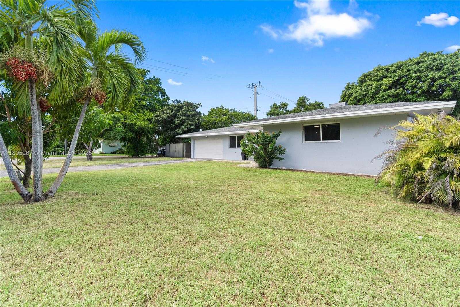 Small Image of 6791 SOUTH WEST 10TH CT, Pembroke Pines Number 3