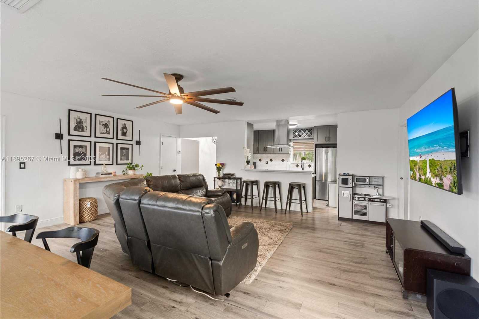 Small Image of 6791 SOUTH WEST 10TH CT, Pembroke Pines Number 7