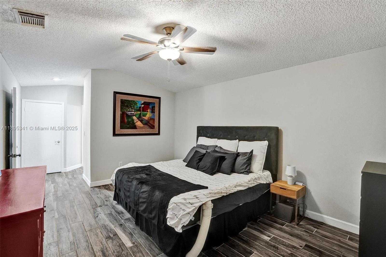 Small Image of 18951 NORTH WEST 10TH TER, Pembroke Pines Number 14