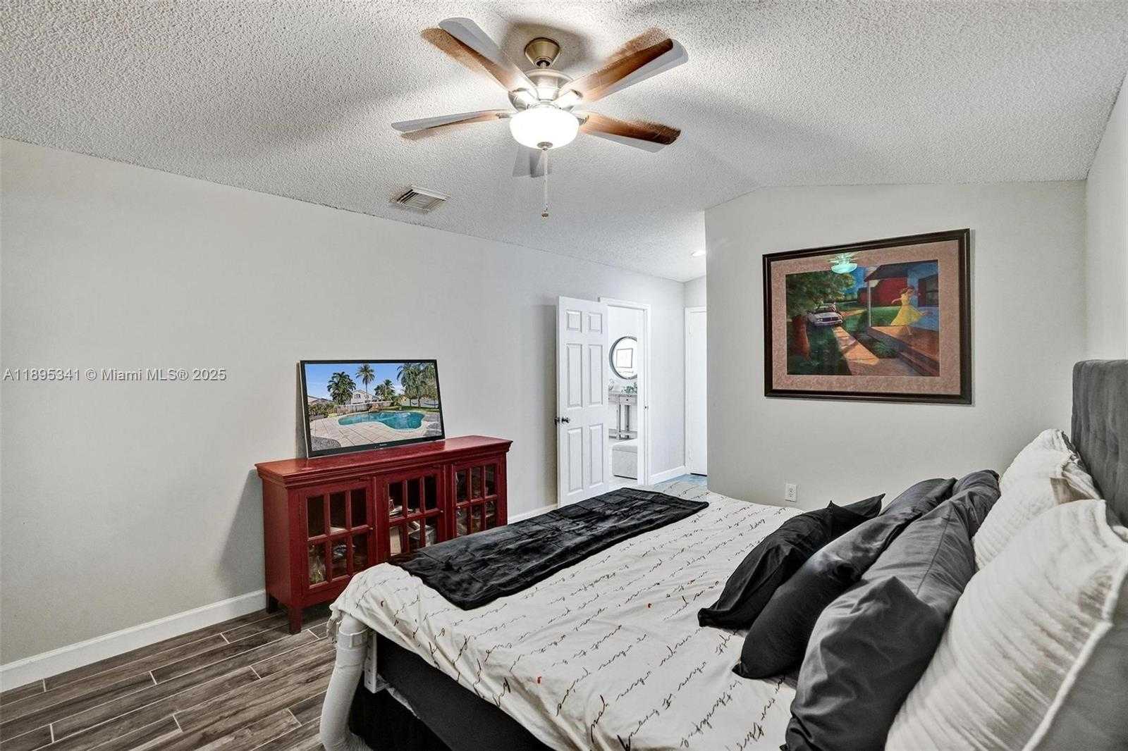 Small Image of 18951 NORTH WEST 10TH TER, Pembroke Pines Number 15