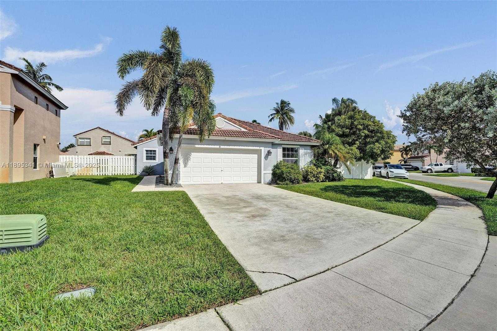 Small Image of 18951 NORTH WEST 10TH TER, Pembroke Pines Number 2