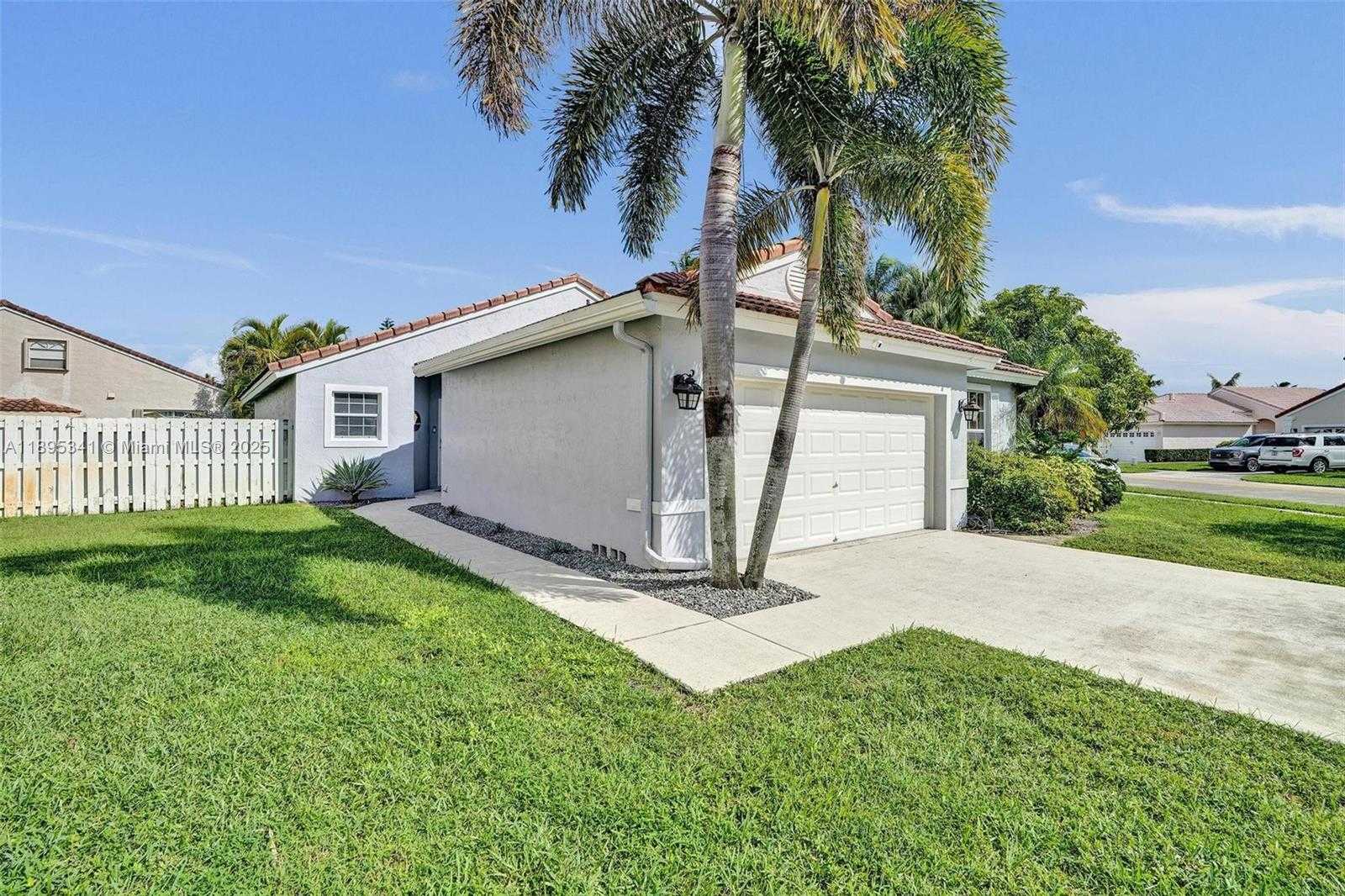 Small Image of 18951 NORTH WEST 10TH TER, Pembroke Pines Number 3