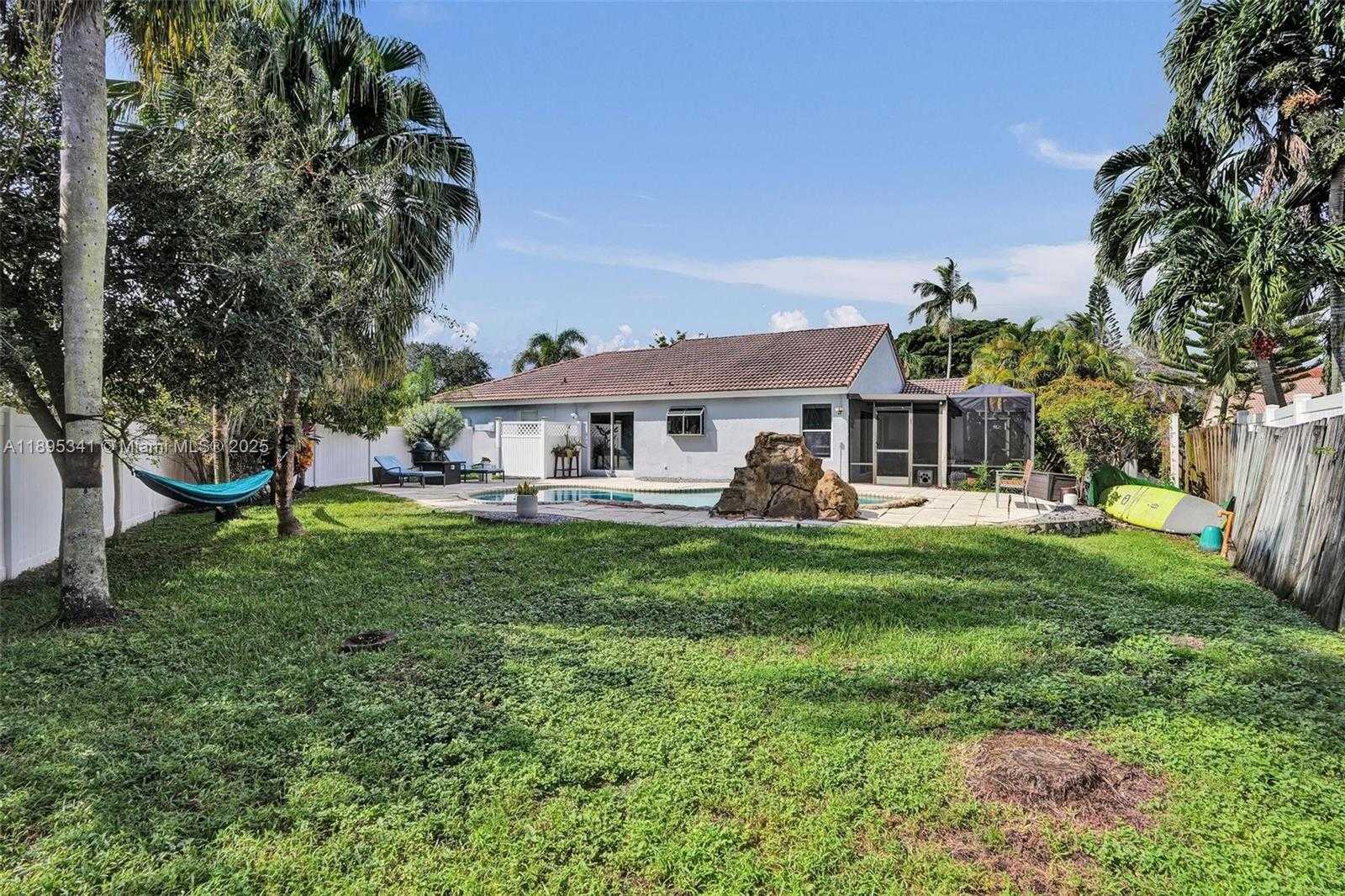 Small Image of 18951 NORTH WEST 10TH TER, Pembroke Pines Number 32