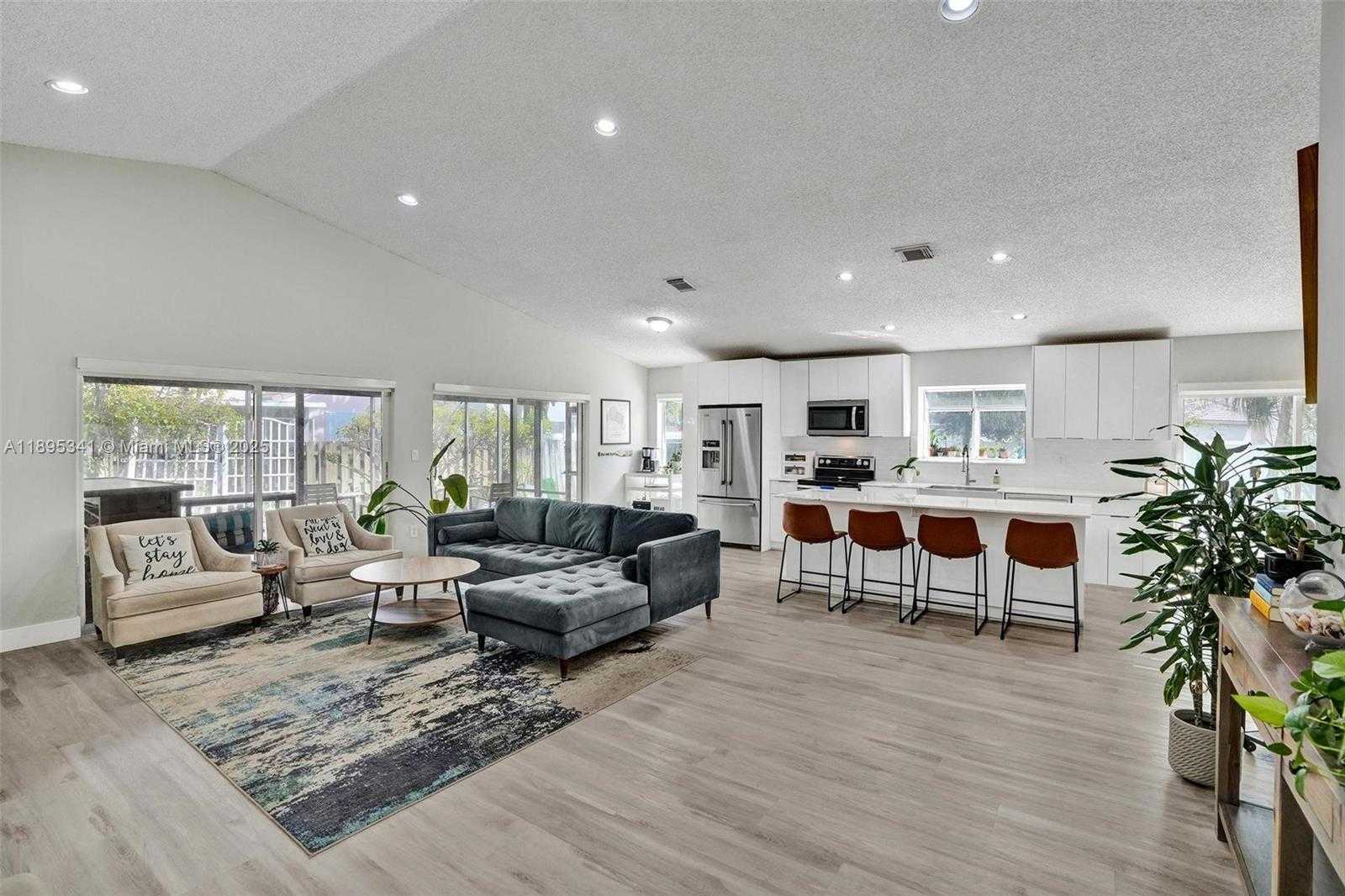 Small Image of 18951 NORTH WEST 10TH TER, Pembroke Pines Number 4