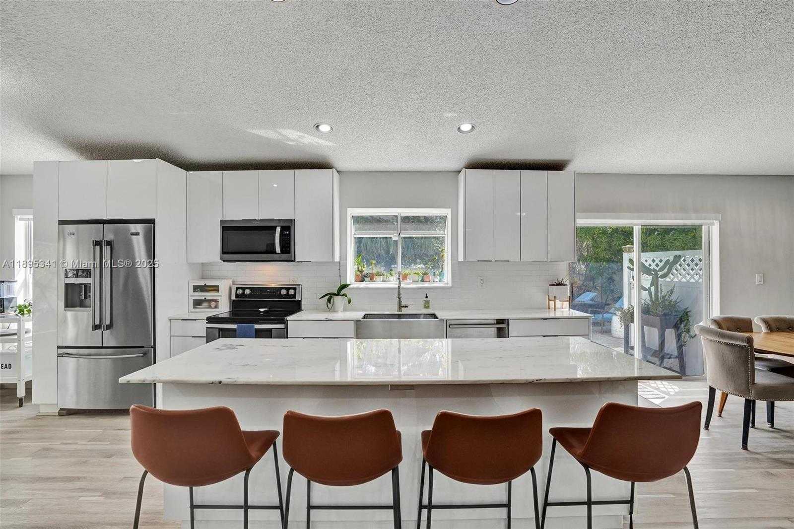Small Image of 18951 NORTH WEST 10TH TER, Pembroke Pines Number 8