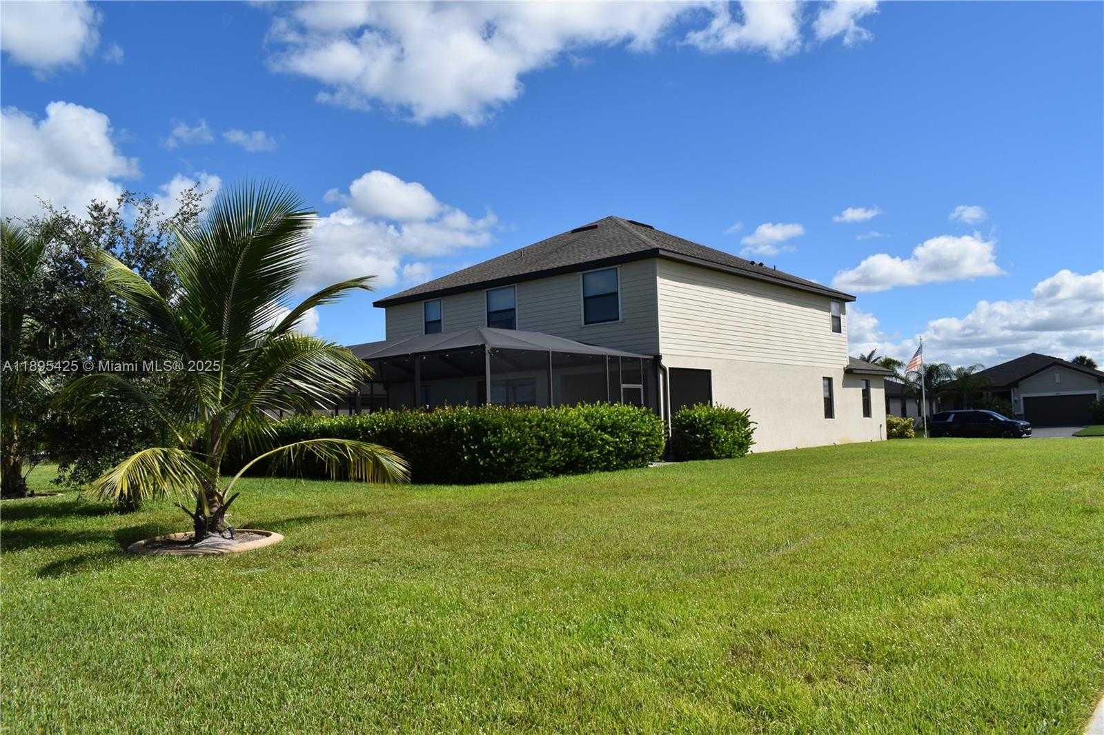 Small Image of 14555 MONROVIA LN, Fort Myers Number 4