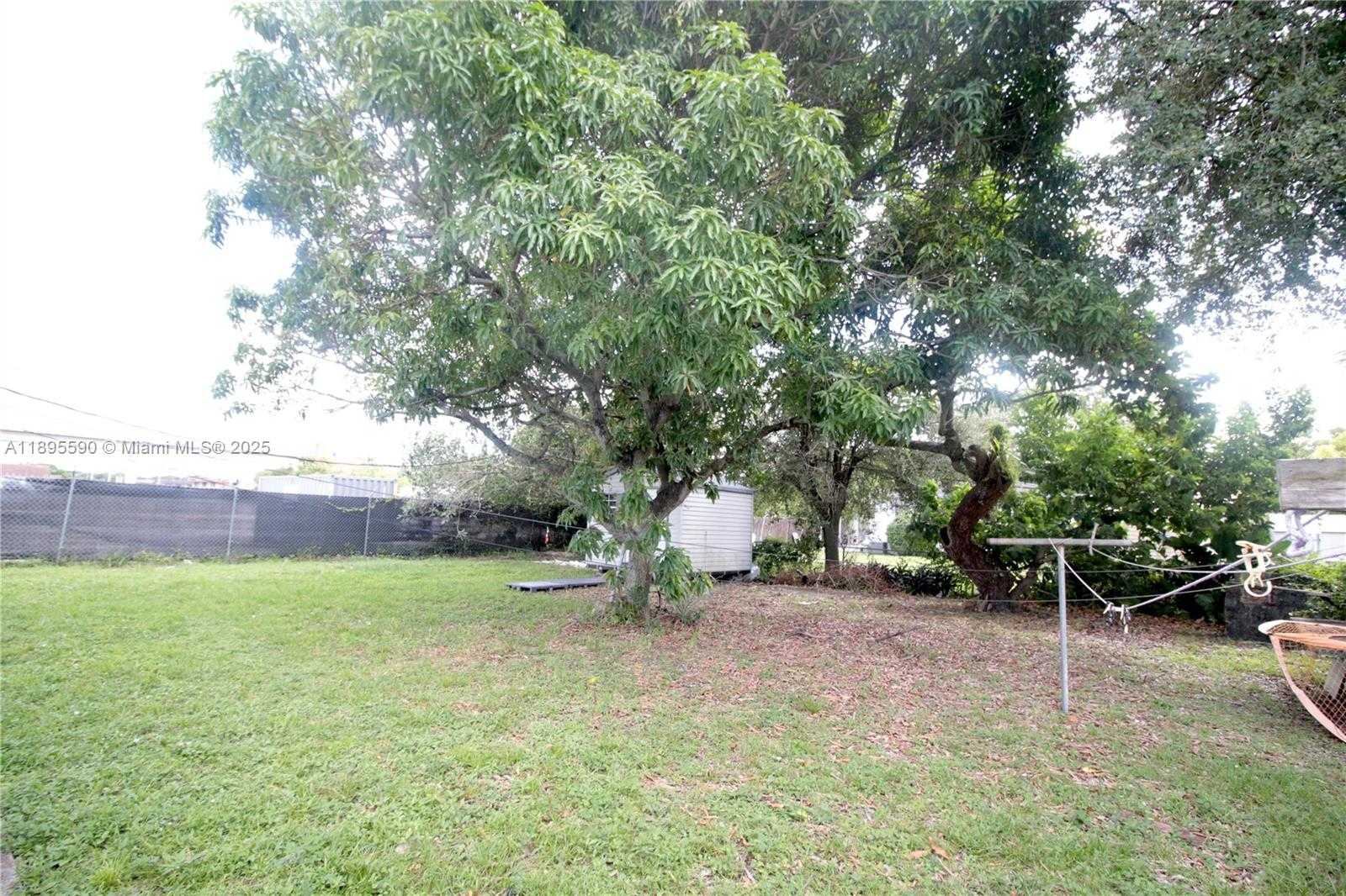 Small Image of 2830 NORTH WEST 66TH ST, Miami Number 4
