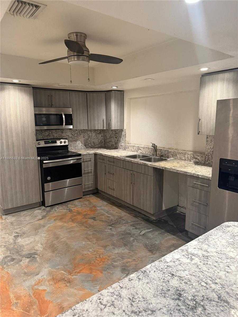 Small Image of 7773 BILTMORE BLVD, Miramar Number 3