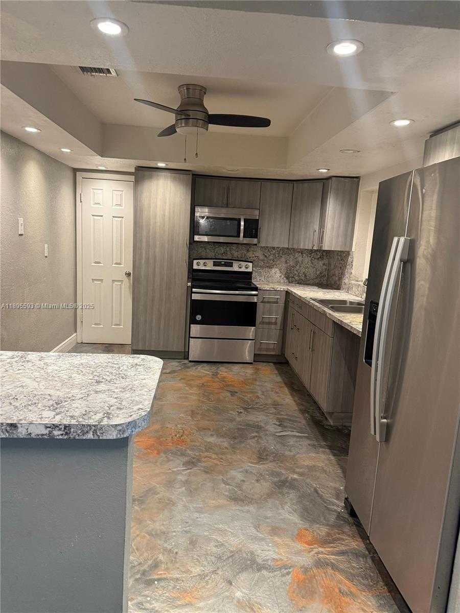 Small Image of 7773 BILTMORE BLVD, Miramar Number 4