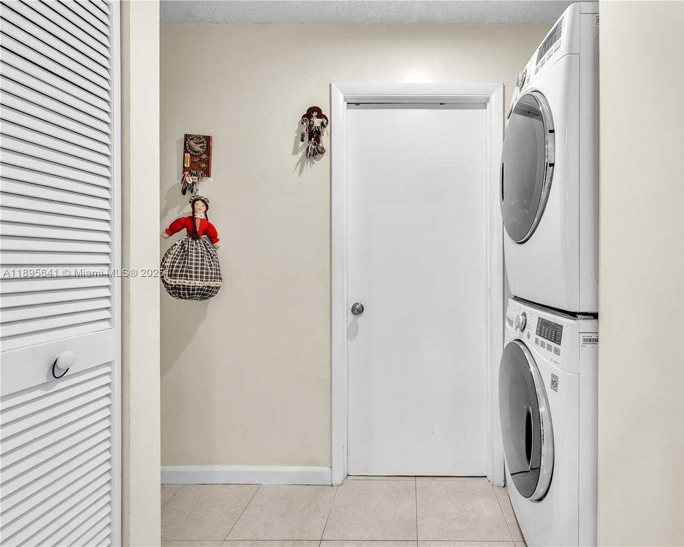 Small Image of 9110 SOUTH LAKE MIRAMAR CIR, Miramar Number 19