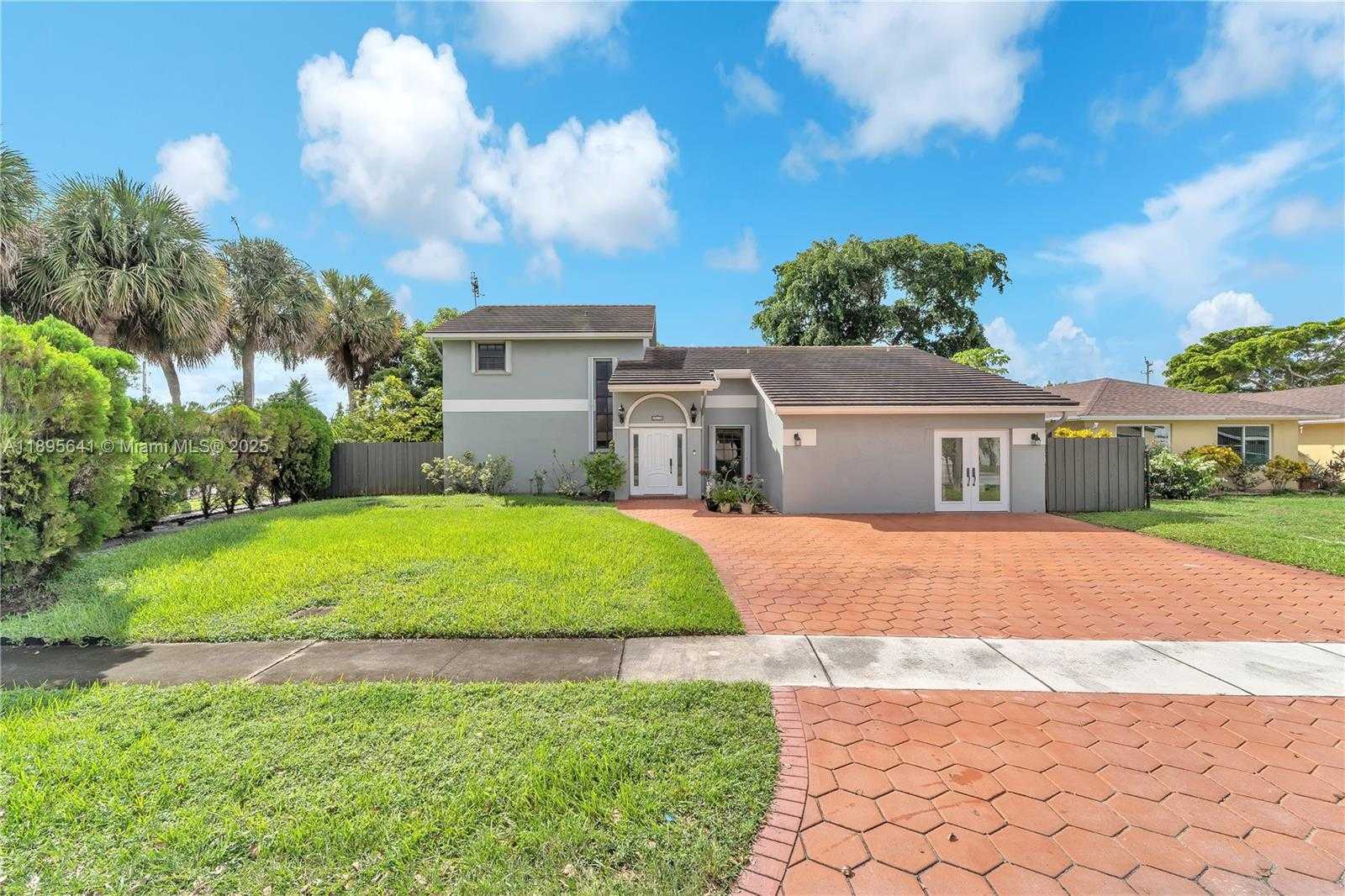 Small Image of 9110 SOUTH LAKE MIRAMAR CIR, Miramar Number 35