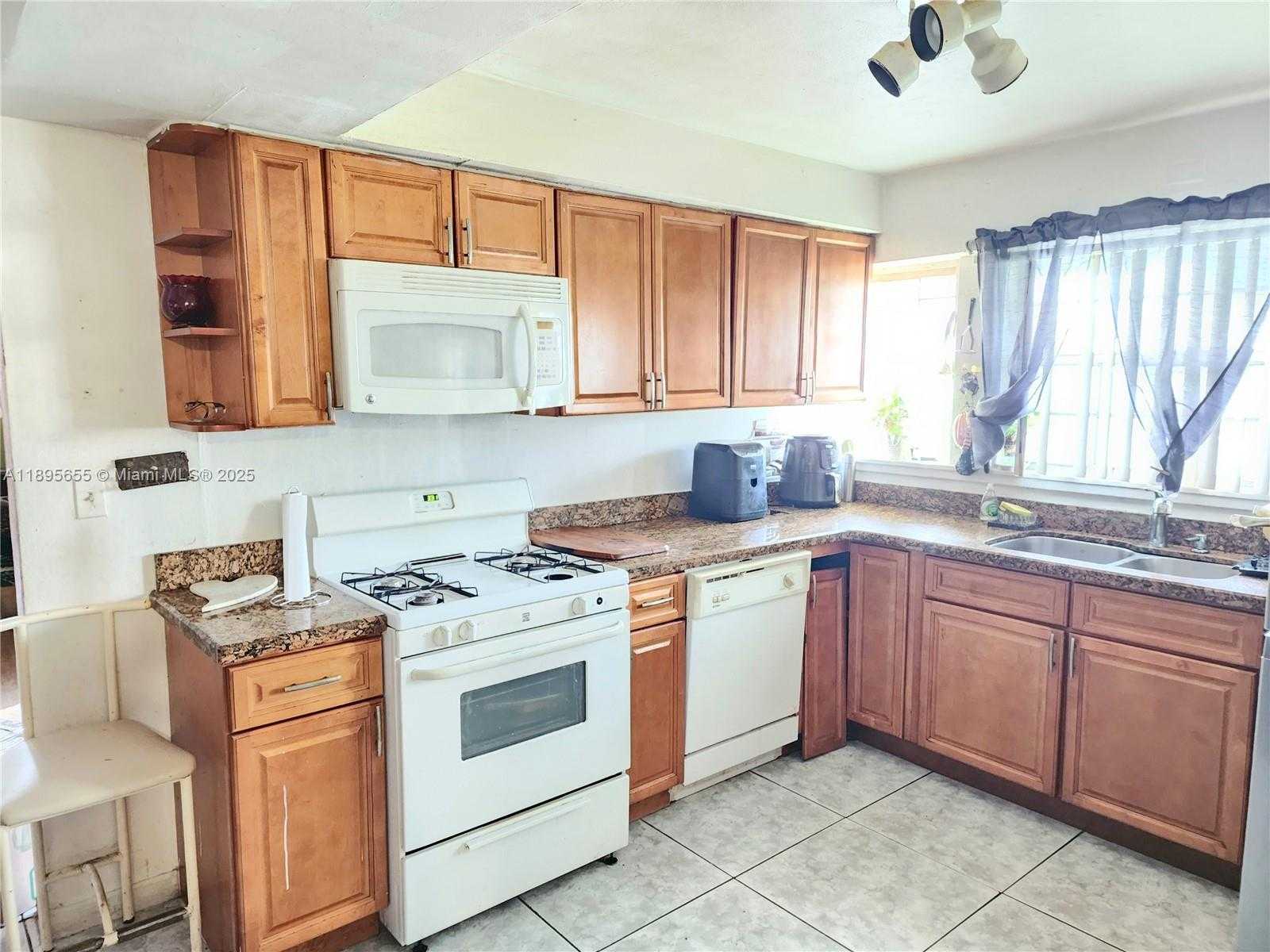 Small Image of 19700 NORTH WEST 3RD CT, Miami Gardens Number 4