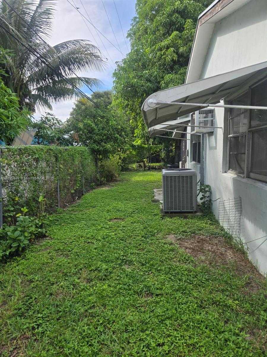 Small Image of 2016 EAGLE DR, Palm Beach Number 2