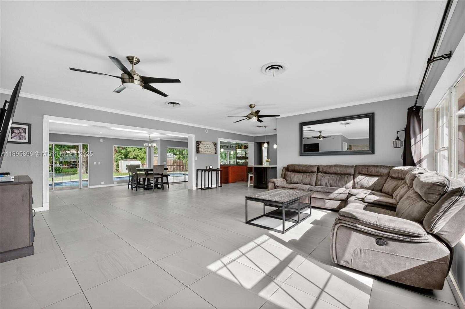 Small Image of 801 HOLLY LN, Plantation Number 7