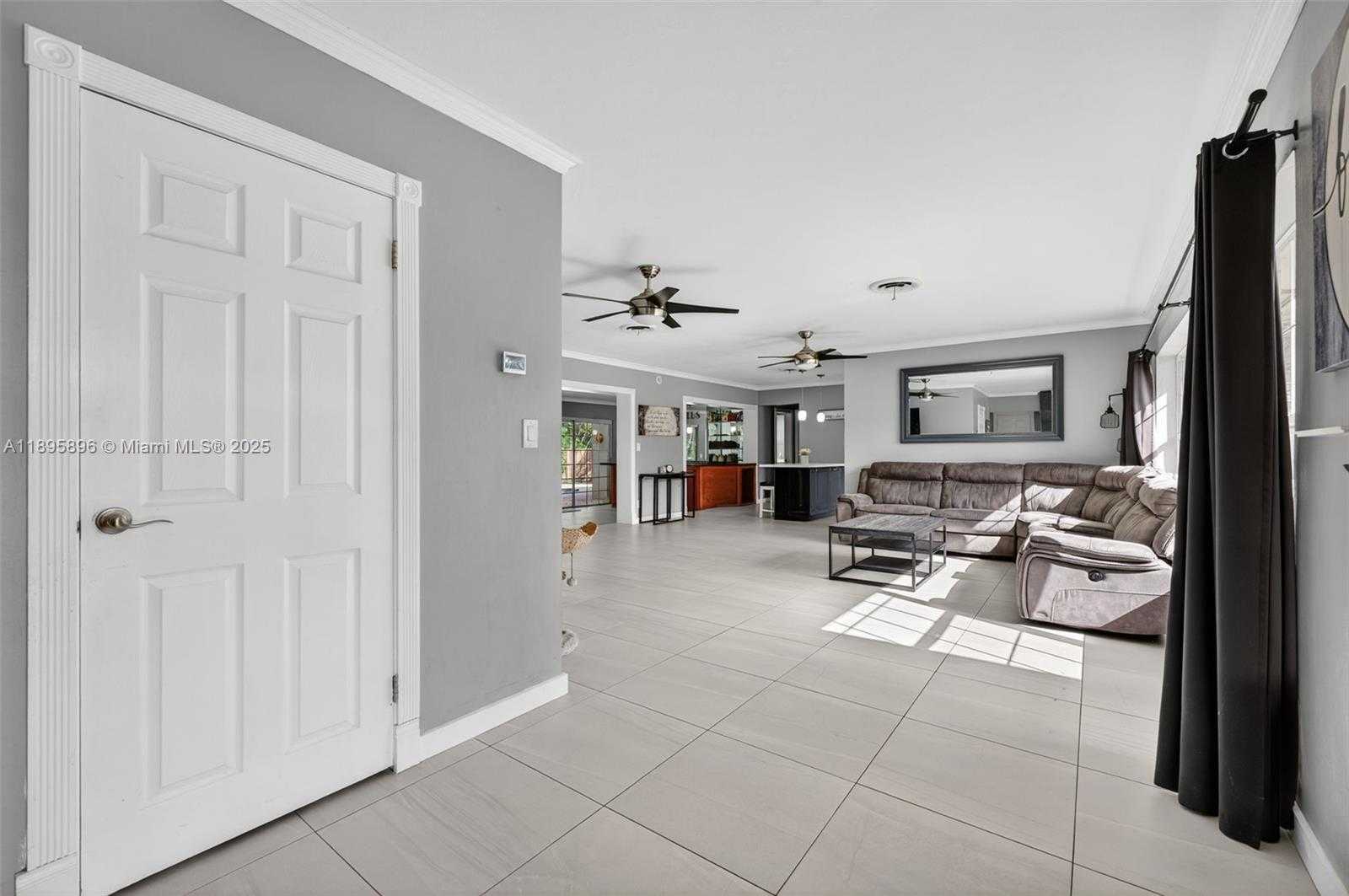 Small Image of 801 HOLLY LN, Plantation Number 8