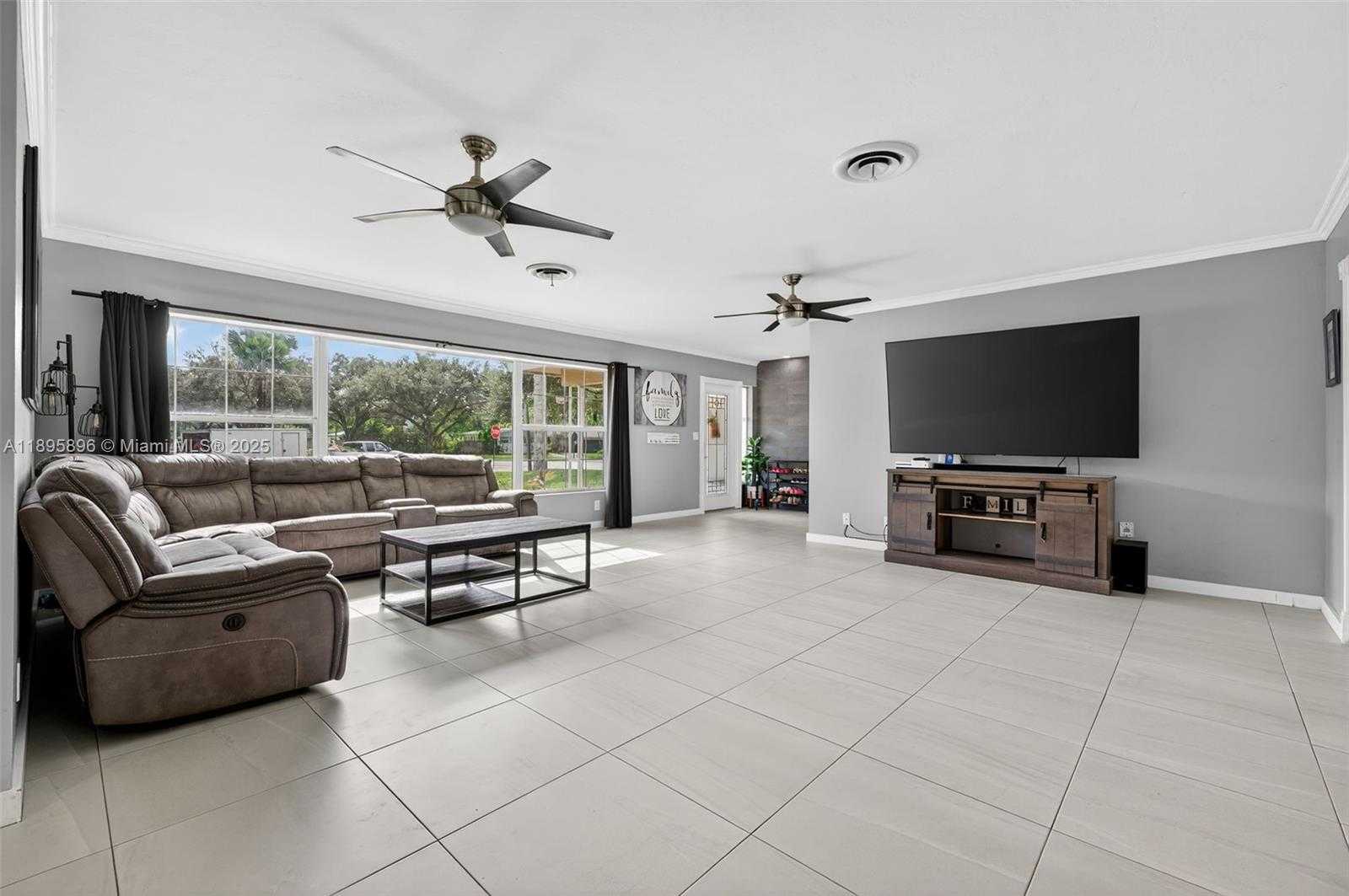 Small Image of 801 HOLLY LN, Plantation Number 9