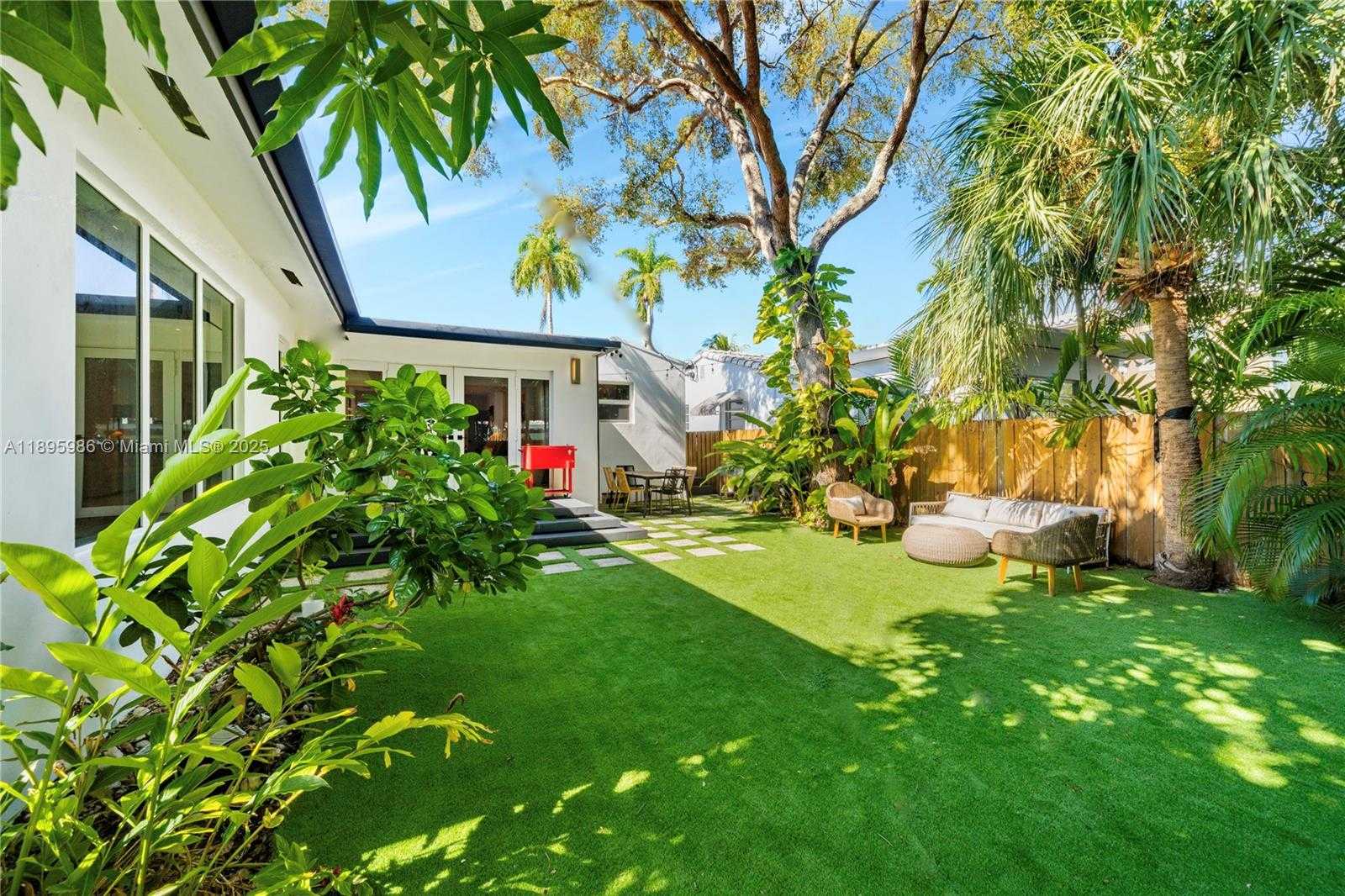 Small Image of 531 SOUTH WEST 23RD RD, Miami Number 31