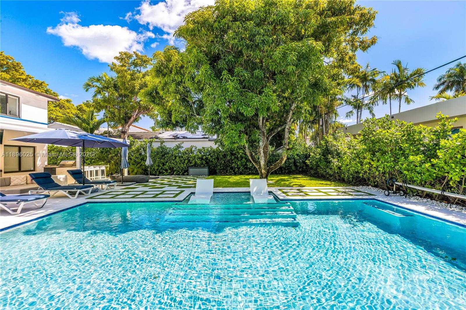 Small Image of 6166 PINE TREE DR, Miami Beach Number 14