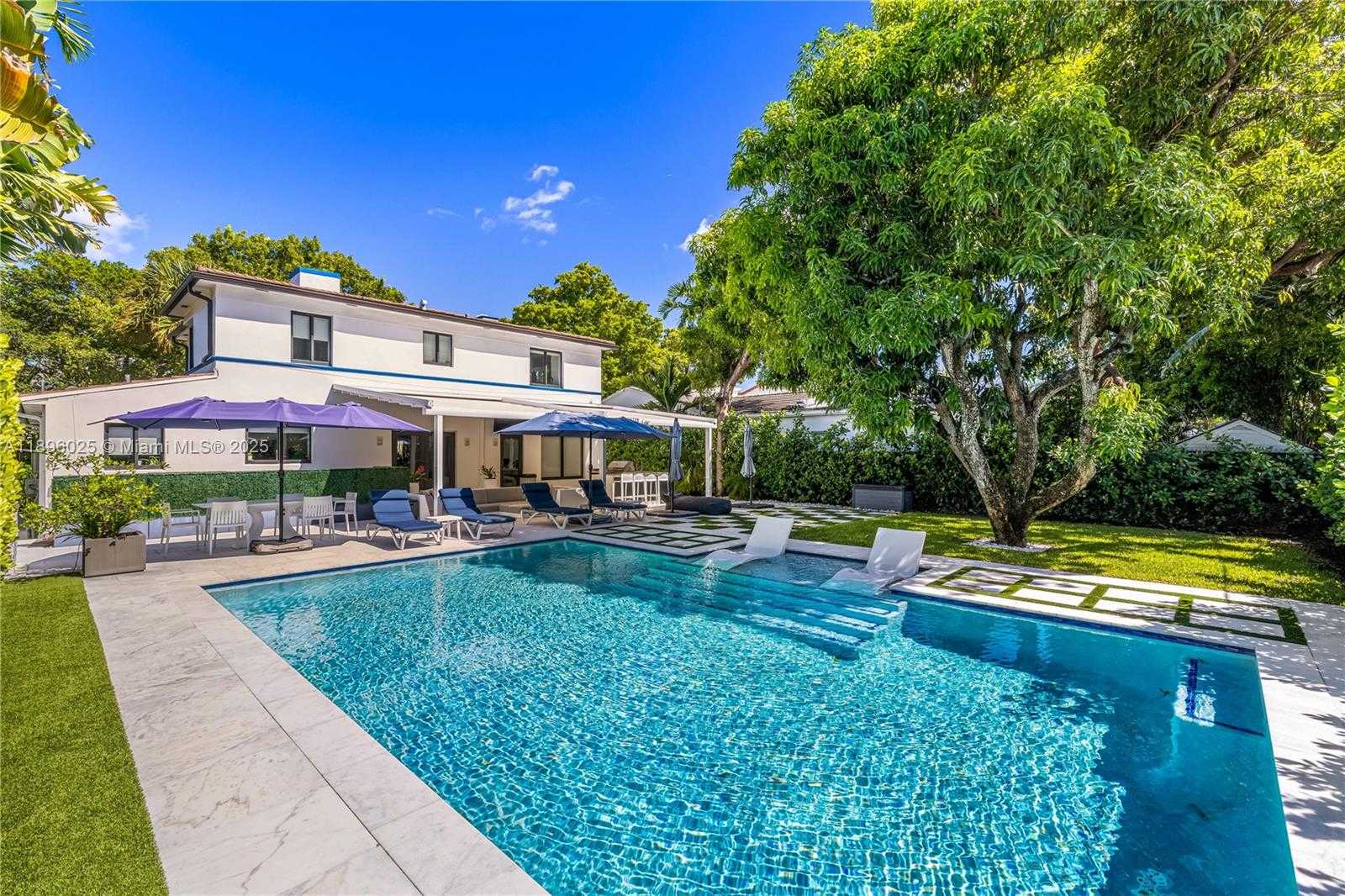 Small Image of 6166 PINE TREE DR, Miami Beach Number 15