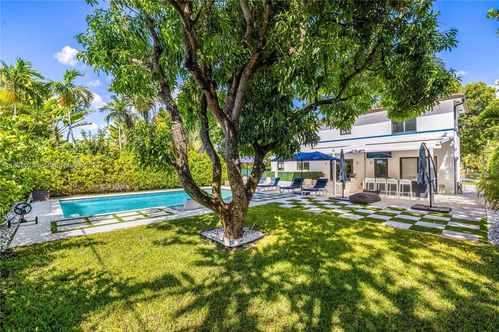 Small Image of 6166 PINE TREE DR, Miami Beach Number 17