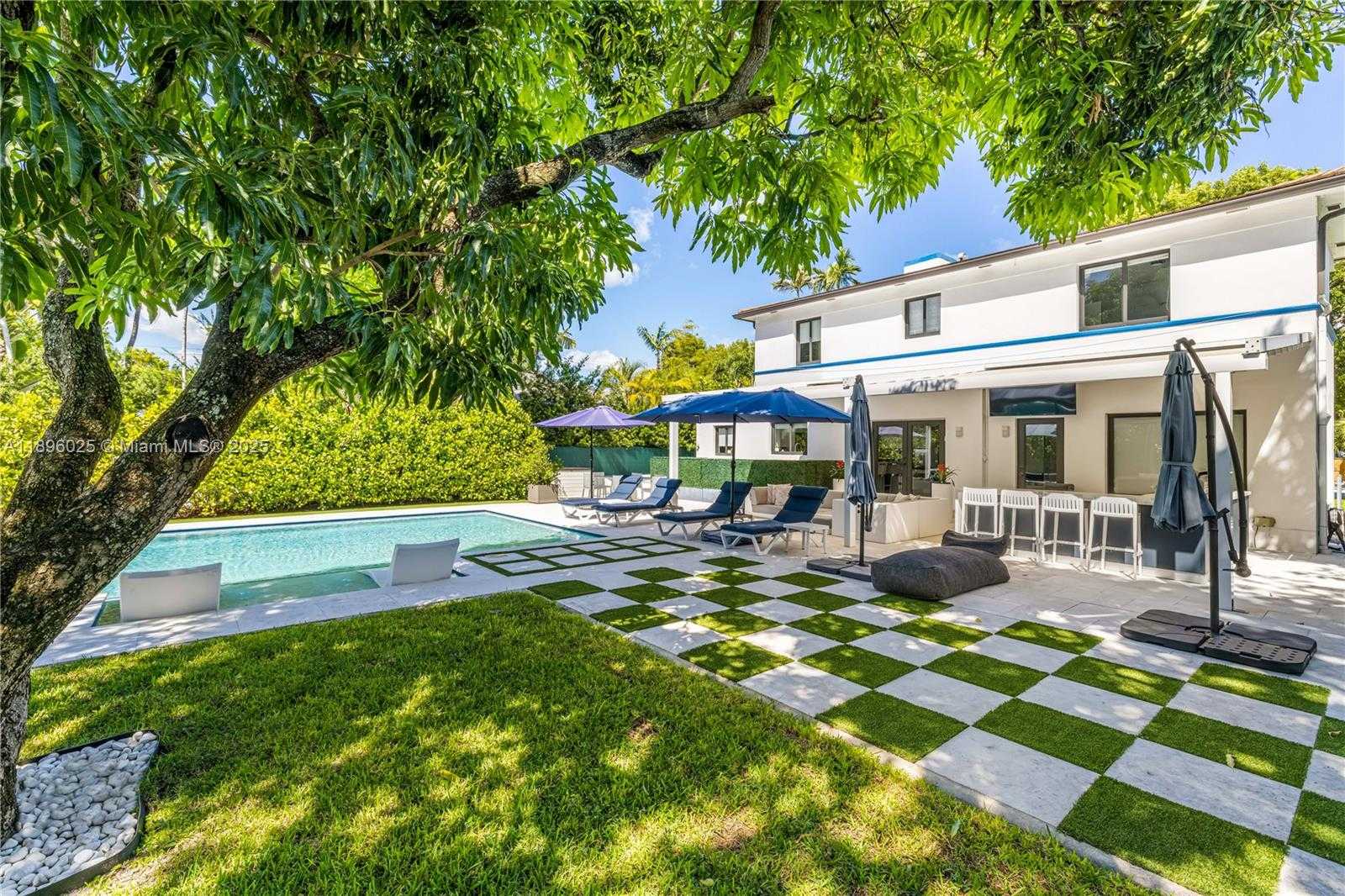 Small Image of 6166 PINE TREE DR, Miami Beach Number 18