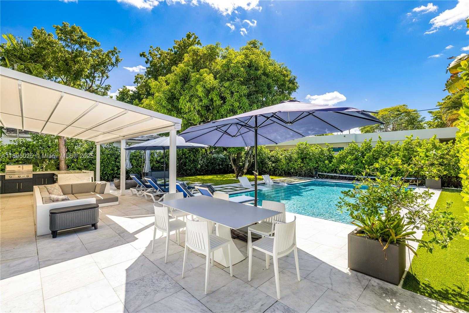 Small Image of 6166 PINE TREE DR, Miami Beach Number 3