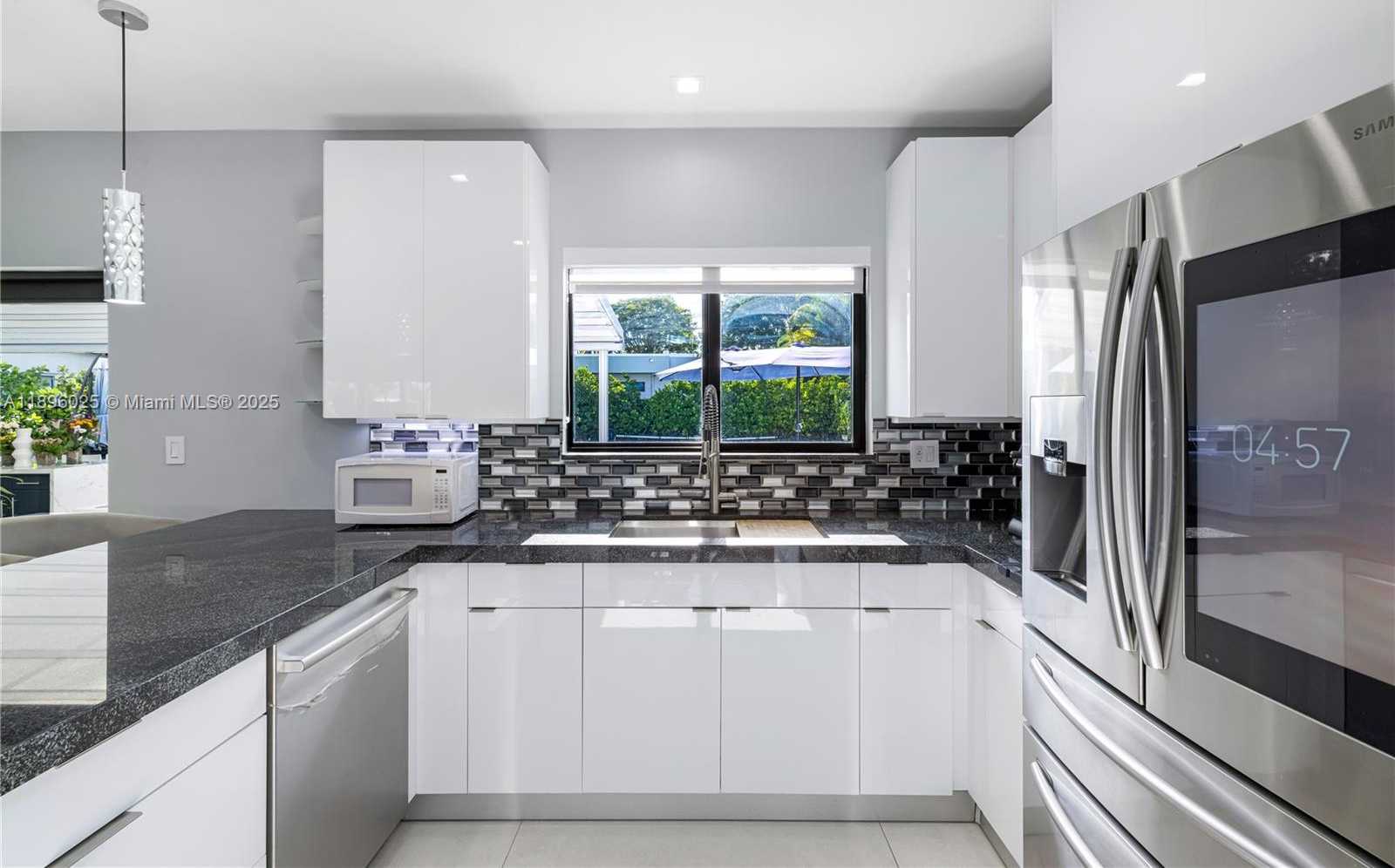 Small Image of 6166 PINE TREE DR, Miami Beach Number 31