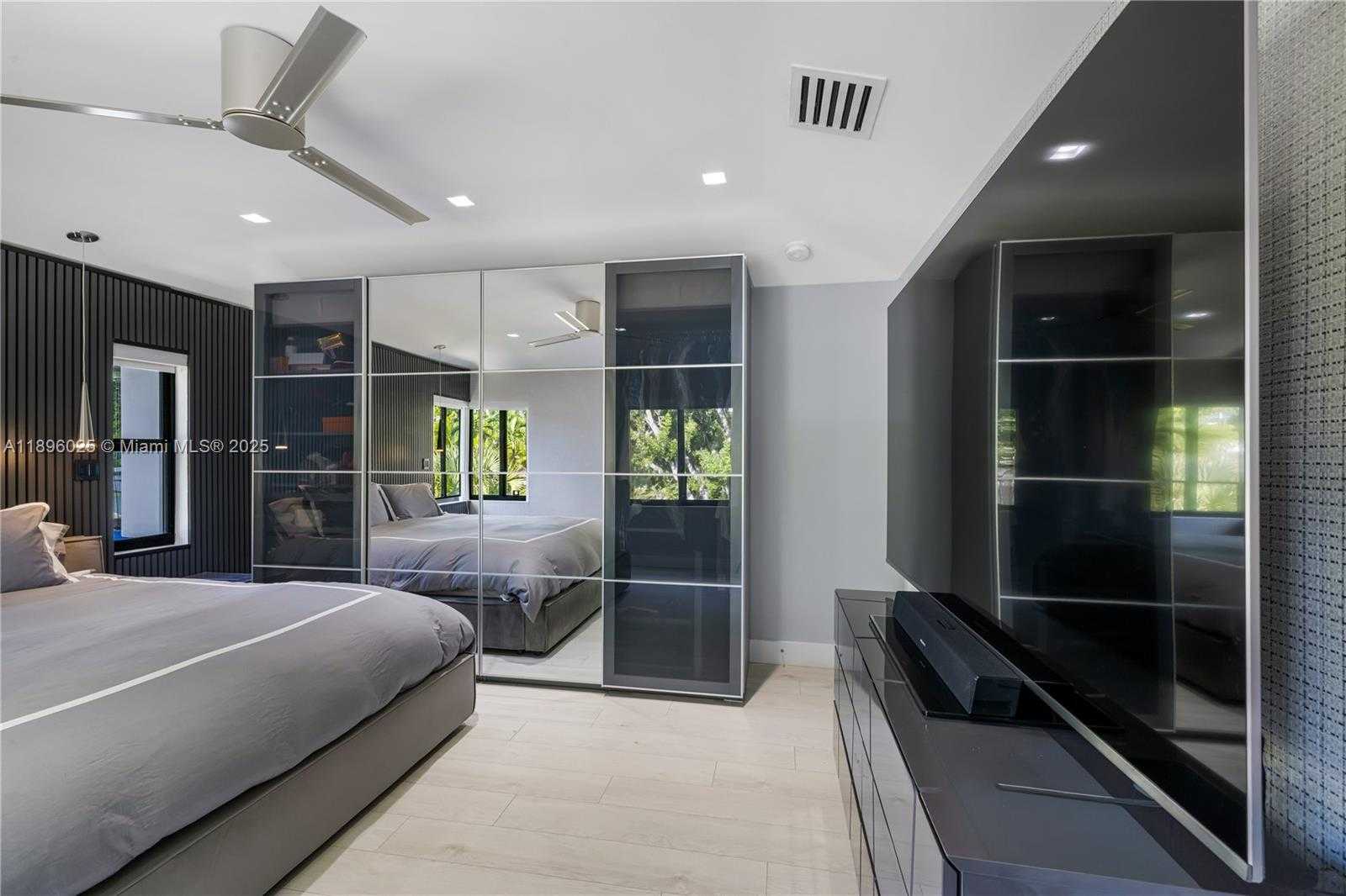 Small Image of 6166 PINE TREE DR, Miami Beach Number 33