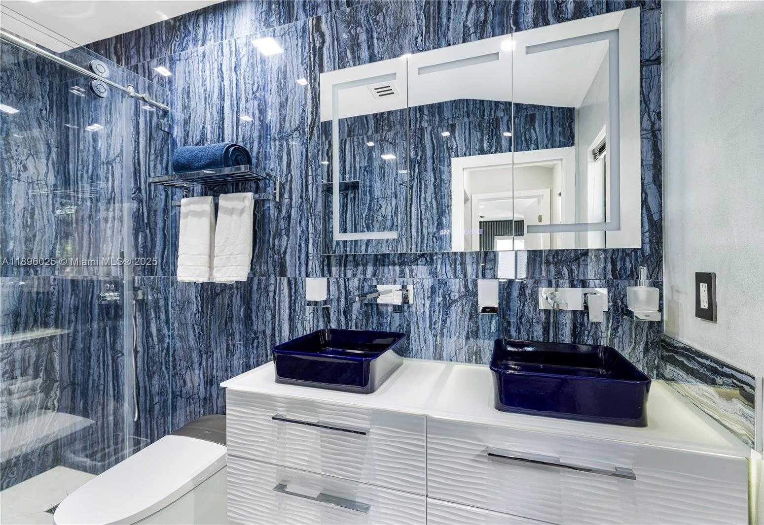 Small Image of 6166 PINE TREE DR, Miami Beach Number 35