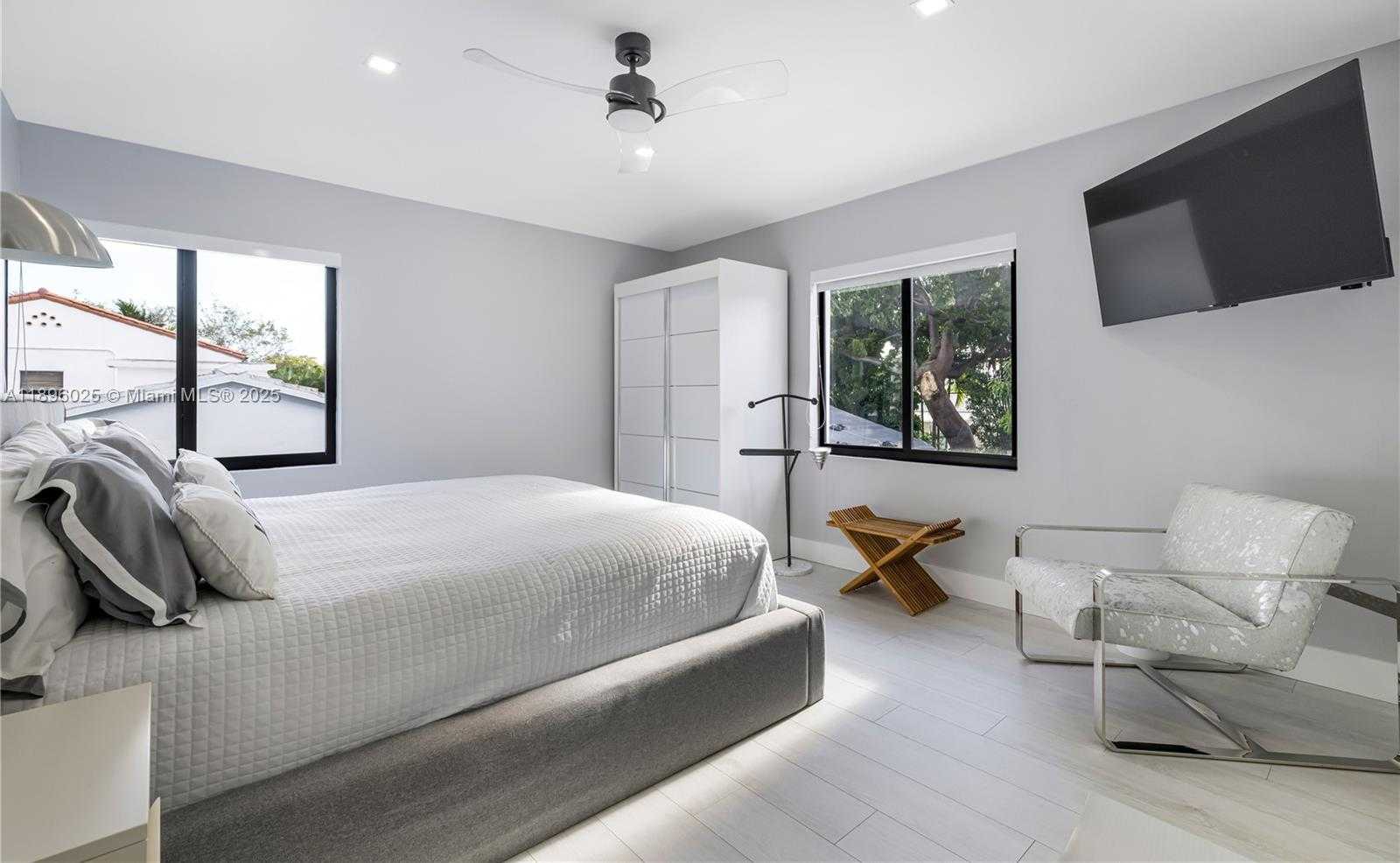 Small Image of 6166 PINE TREE DR, Miami Beach Number 36