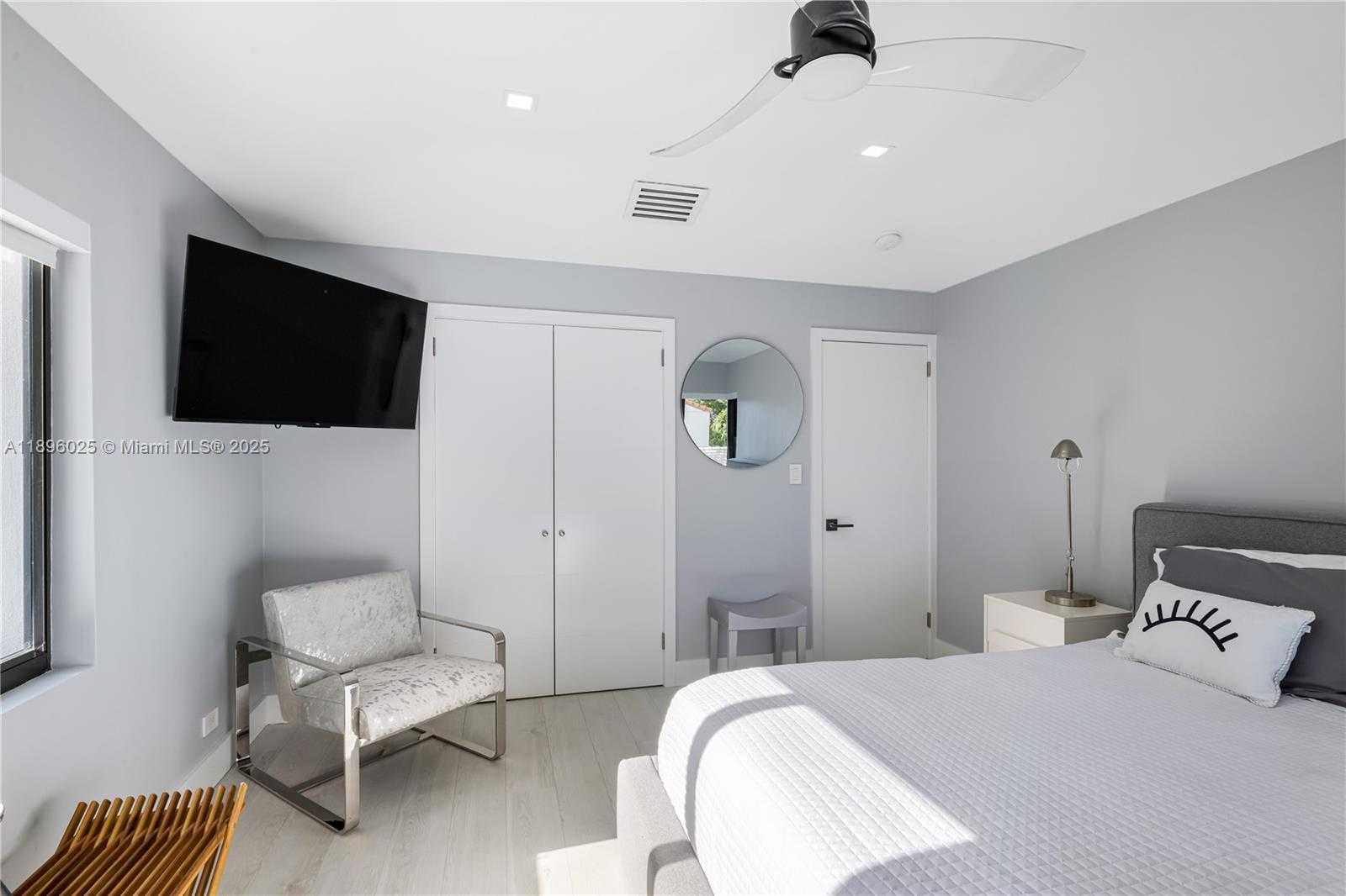 Small Image of 6166 PINE TREE DR, Miami Beach Number 37