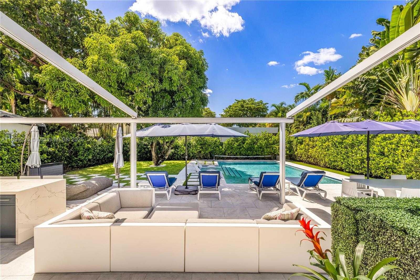 Small Image of 6166 PINE TREE DR, Miami Beach Number 5