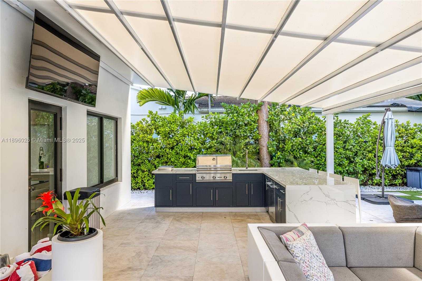 Small Image of 6166 PINE TREE DR, Miami Beach Number 9