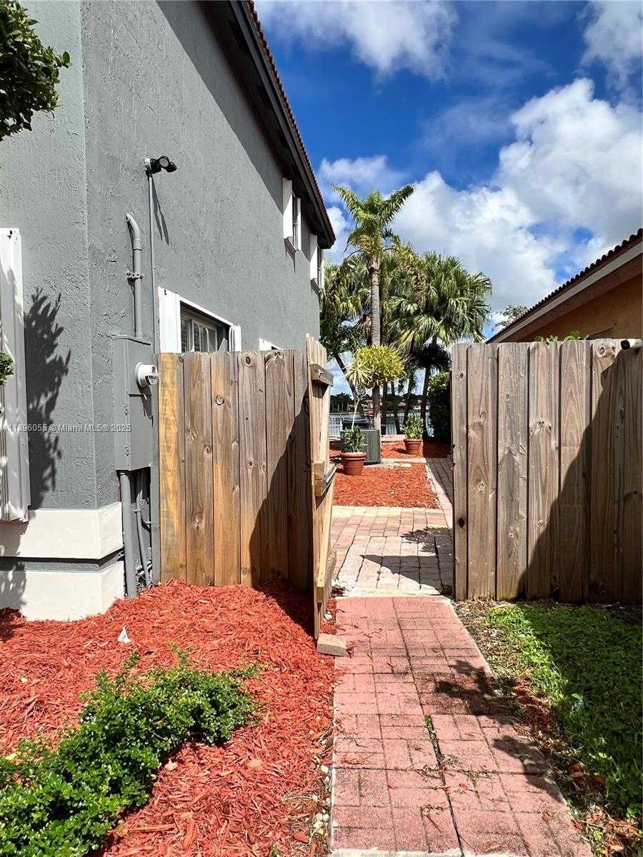 Small Image of 12247 SOUTH WEST 140TH ST, Miami Number 4