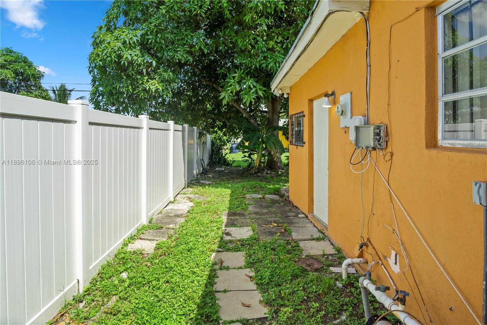 Small Image of 811 NORTH WEST 196TH TER, Miami Gardens Number 30