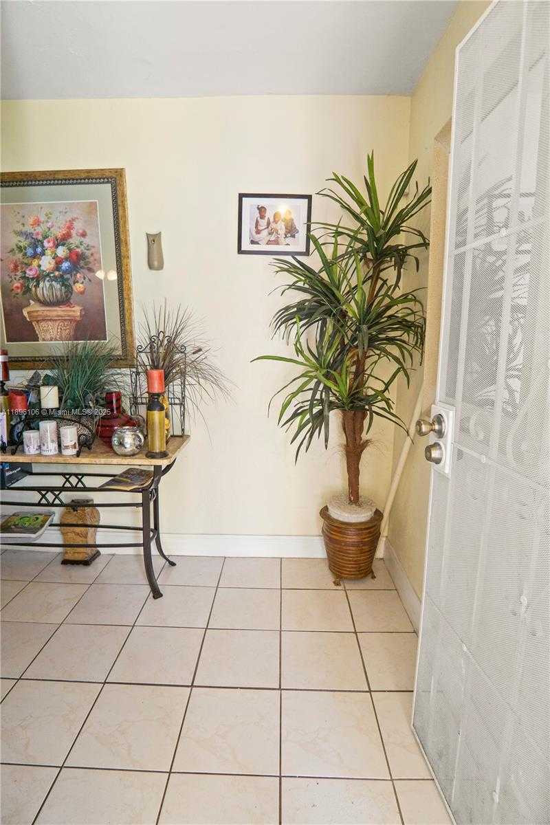 Small Image of 811 NORTH WEST 196TH TER, Miami Gardens Number 4