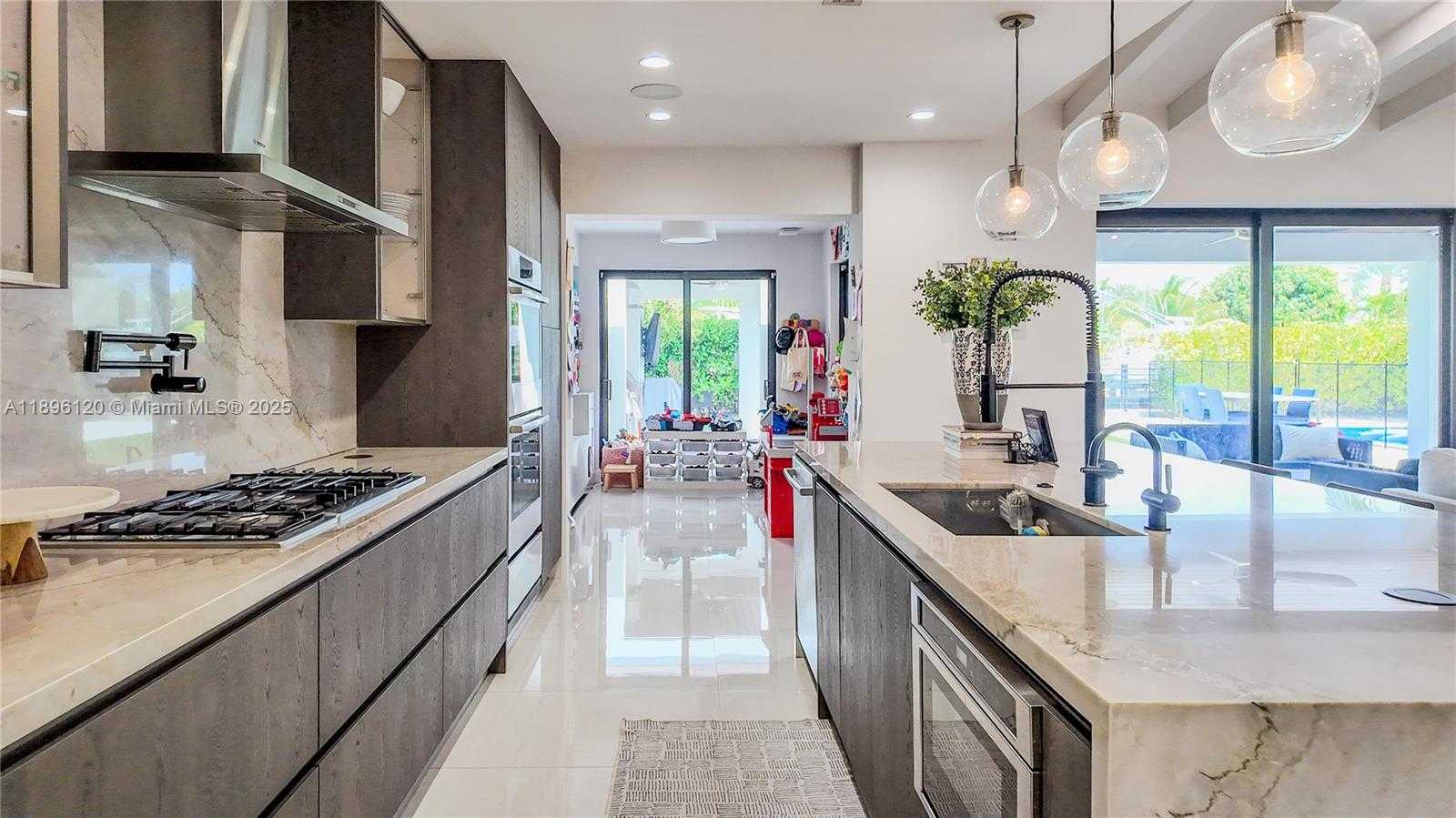 Small Image of 12855 MAPLE RD, North Miami Number 18