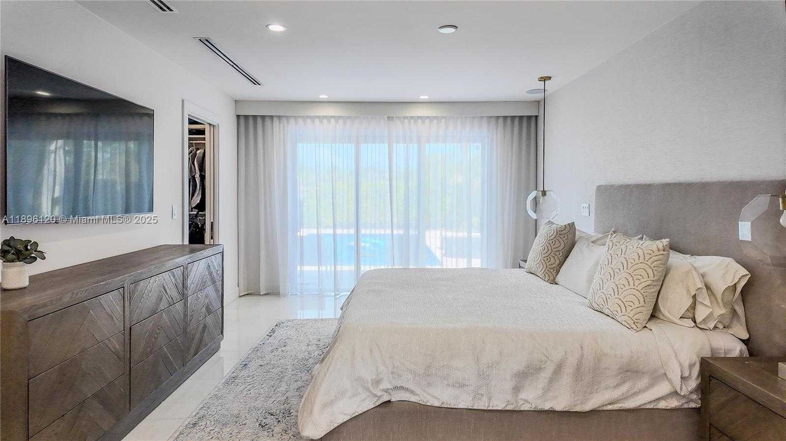 Small Image of 12855 MAPLE RD, North Miami Number 23