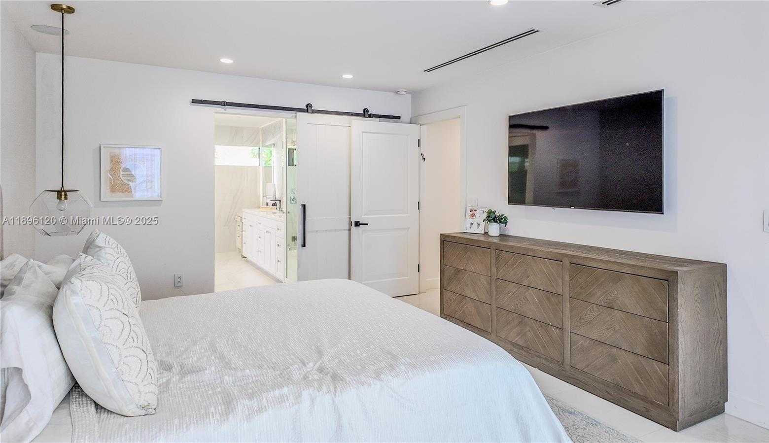 Small Image of 12855 MAPLE RD, North Miami Number 24