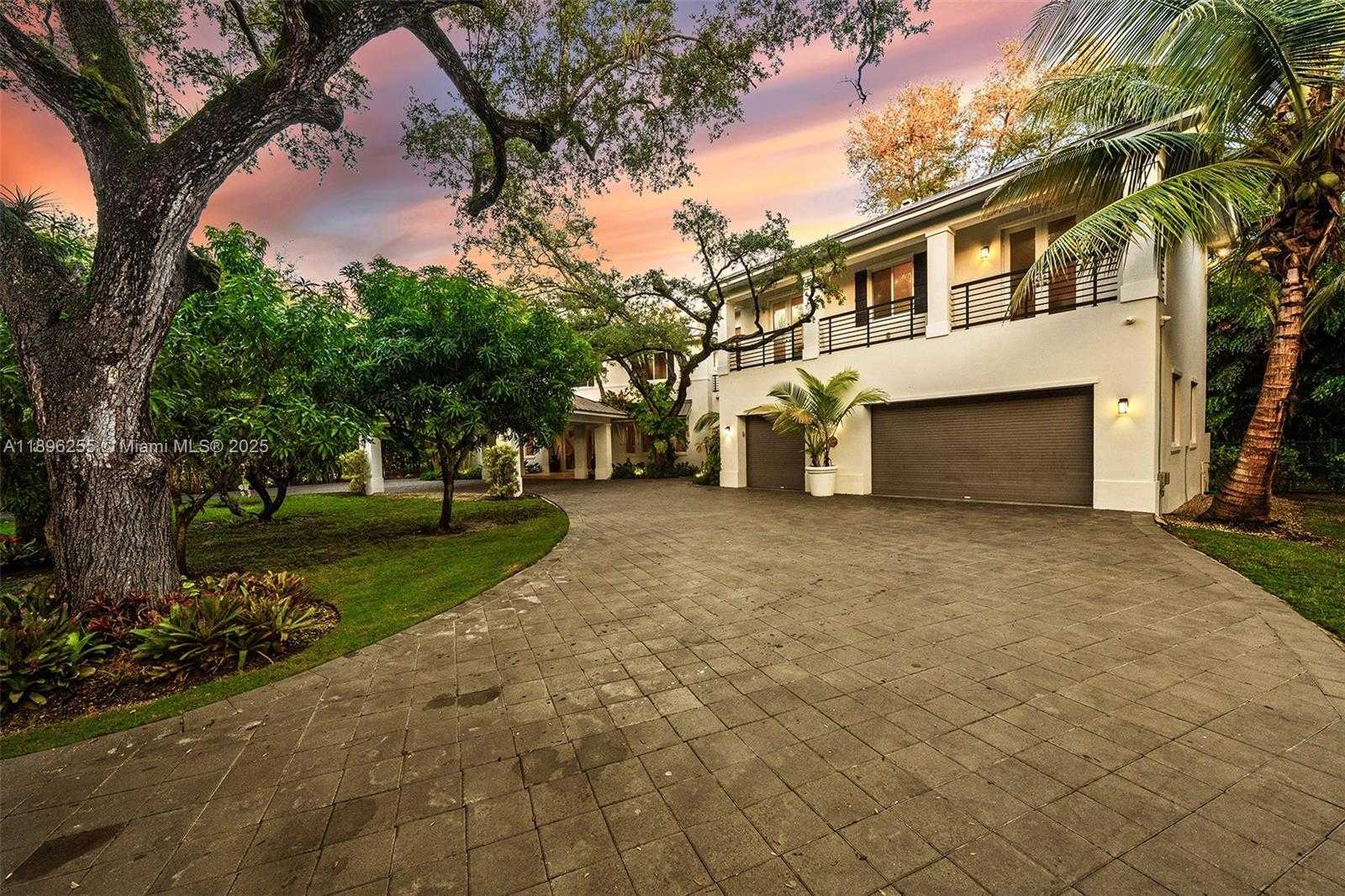Small Image of 8923 LUDLAM RD, Pinecrest Number 2