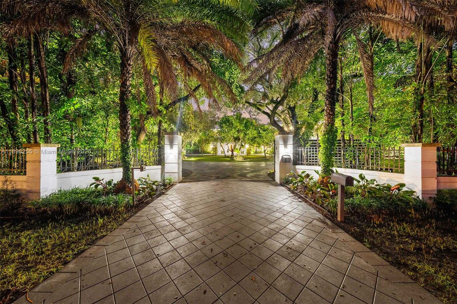 Small Image of 8923 LUDLAM RD, Pinecrest Number 3