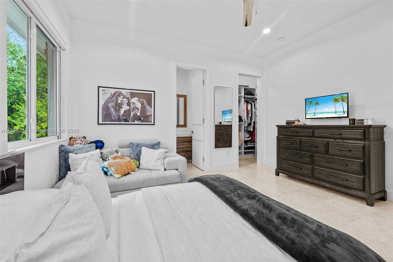 Small Image of 8923 LUDLAM RD, Pinecrest Number 39