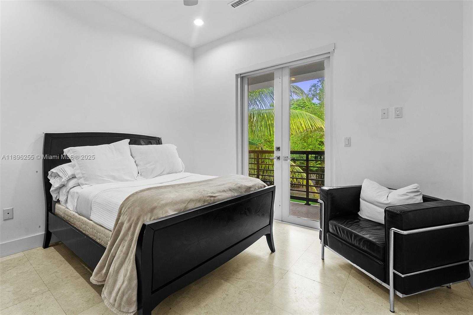 Small Image of 8923 LUDLAM RD, Pinecrest Number 56