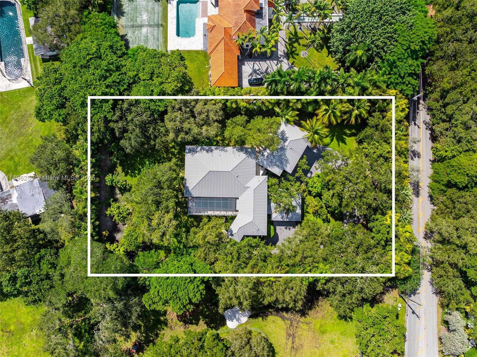 Small Image of 8923 LUDLAM RD, Pinecrest Number 58