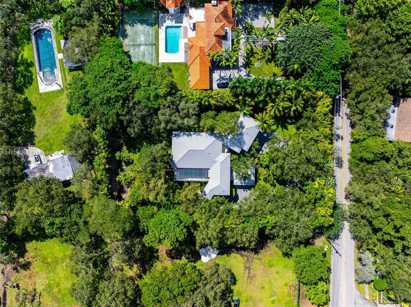 Small Image of 8923 LUDLAM RD, Pinecrest Number 59